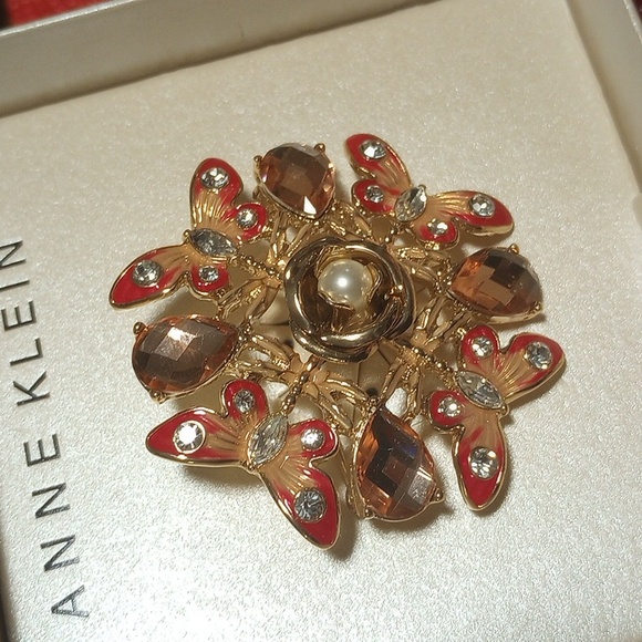Butterfly Flower Brooch - Picture 6 of 8